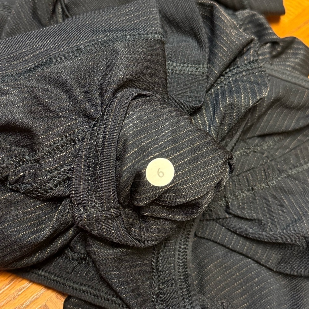 Lululemon Scrunch Back Clinch Waistband Racerback Tank – Black Stripe, Size 6 - Picture 5 of 8